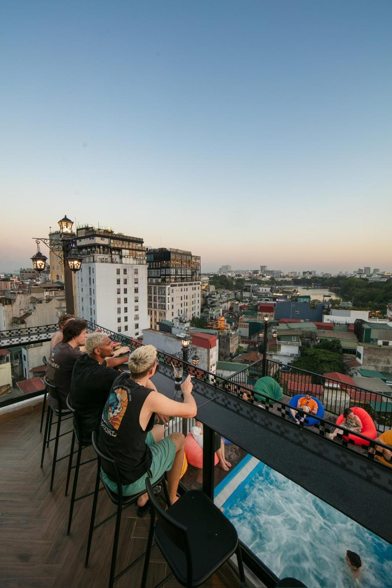 Lakeview Backpackers Hostel & Rooftop Bar Hanoi Exterior photo
